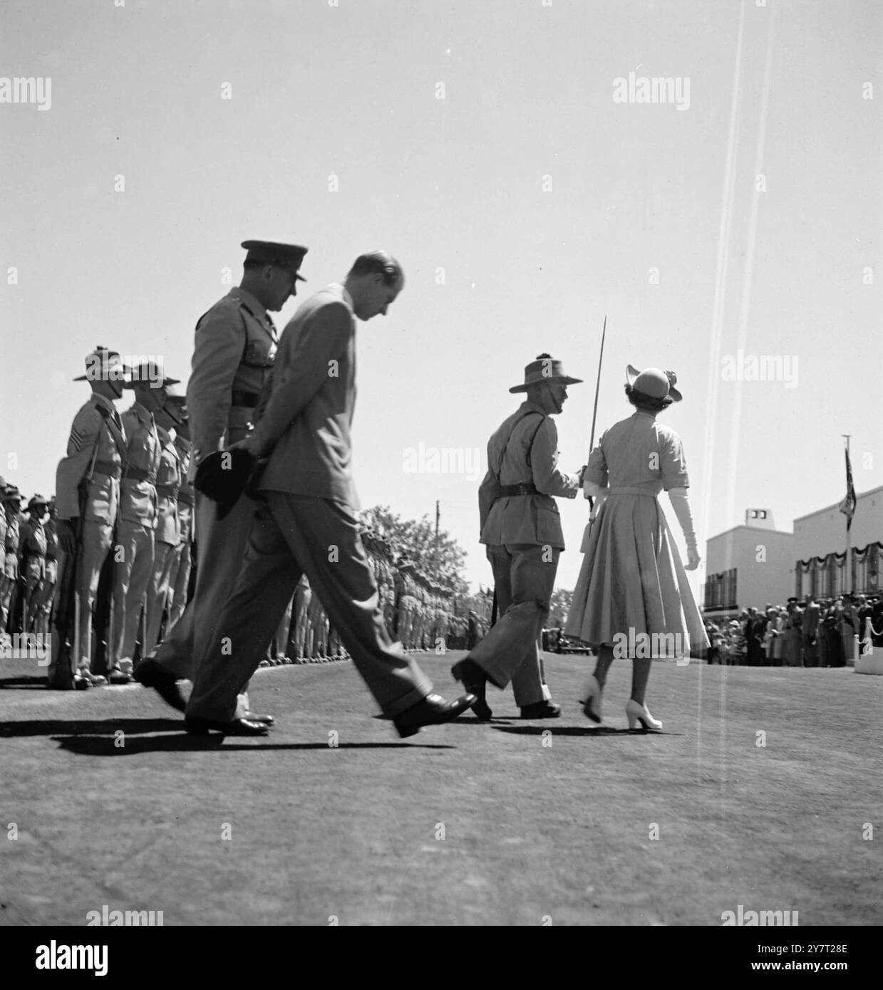 IMAGE RIGINAL DE NA IROBI PAR ? ä IR PRINCESSE ET DUC AU QG DU RÉGIMENT KENYA 3-2-52 I.N.P. EXPOSITIONS DE PHOTOS - Princesse Elizabeth suivie par le duc d'Édimbourg, sortant avec une longue foulée, vu qu'ils inspectaient les hommes du Régiment Kenya à Nairobi hier le couple royal visitait le QG du régiment et y ouvrait un nouveau bâtiment avant un trajet de 40 minutes à travers la ville. #60/D/59359 INTERNATIONAL NEWSPHOTOS. FRAIS DE REPRODUCTION - LONDON DLYS ET EVGS ¬£3-3-0 O PROVS ¬£1-1-0 Banque D'Images