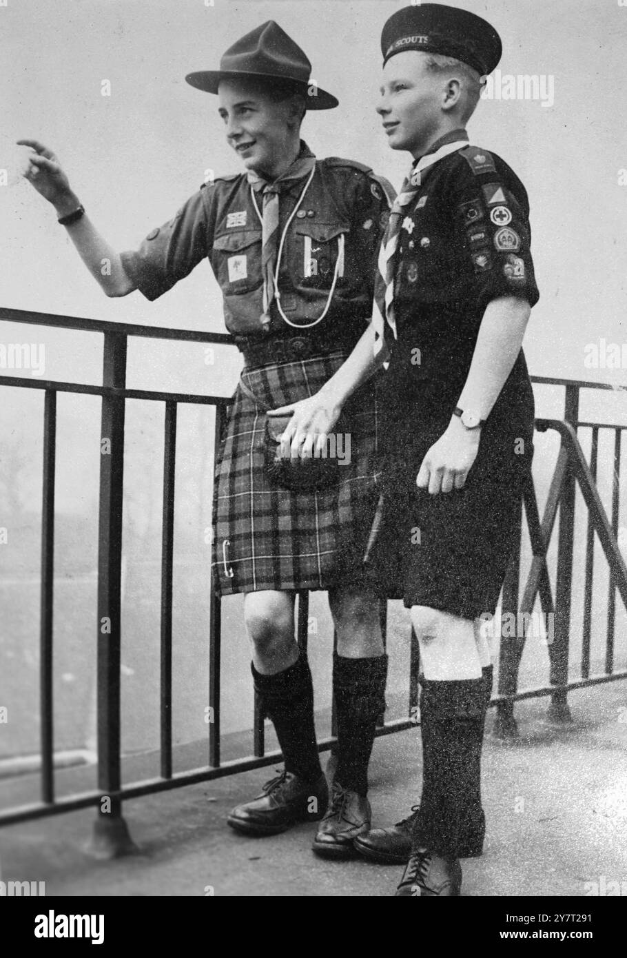 DEUX DES SCOUTS DU ROI POUR LA JAMAÏQUE 5-2-52 EXPOSITIONS DE PHOTOS DE l'I.N.P. :- deux des huit Scouts du Roi qui représenteront les 474 000 scouts du Royaume-Uni au premier Jamboree des Caraïbes, photographiés au siège du Scoutisme de Londres aujourd'hui. Il s'agit de William Martin (17 ans), du 28e. Glasgow, et Geoffrey Bell- Jones(16) du 13e. Ipswich. Les scouts quittent Southampton sur Frbuary 7e. Leur itinéraire les mènera à Vigo, en Espagne ; de l'autre côté de l'Atlantique vers l'île française de Guadeloupe et la Martinique ; vers les îles britanniques de la Barbade et de Trinité ; la Guaira au Venezuela, l'île néerlandaise de cur Banque D'Images