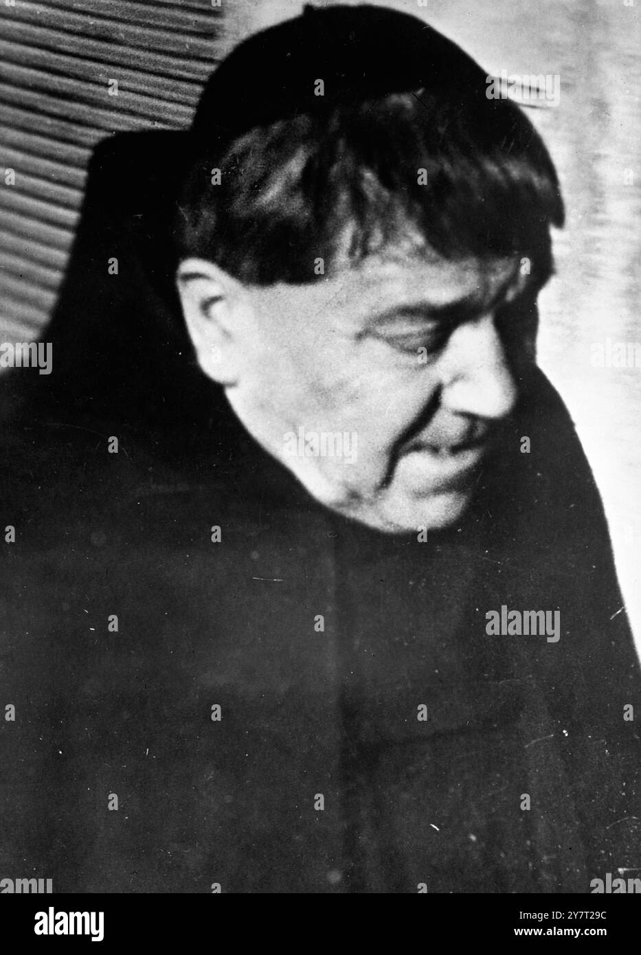 LE DÉPUTÉ D'HITLER AURAIT ÉTÉ Un MOINE EN ITALIE 4-2-52 Martin Bormann, député d'Hitler, qui a disparu à Berlin le lendemain de la mort de son chef, vivrait maintenant comme moine dans un monastère italien. Dans les rapports précédents, il a été donné comme dans les Hautes Andes et à Tanger. Mais Herr Stern, Un dirigeant néo-nazi ouest-allemand, affirme que Bormann est maintenant un frère, connu sous le nom de Martini, qui habite une cellule du monastère de San Antonio, dans la via Manzoni de Rome. Bormann a été condamné à mort en son absence pour crimes de guerre par le Trinubal de Nuremberg. I.N.P. PHOTO MONTRE:- EST-CE BORMANN? Photo d'un moine, Banque D'Images