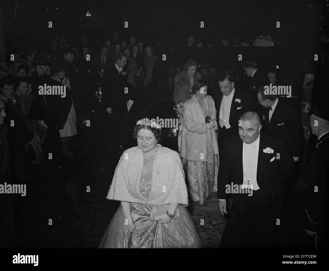 PATRONAGE ROYAL POUR LE BALLET DU FESTIVAL la REINE et LA PRINCESSE MARGARET , montrés ici à leur arrivée au Stoll Theatre de Londres , pour assister au spectacle de gala du Markova-Dolin Festival Ballet ce soir . 27 novembre 1950 Banque D'Images