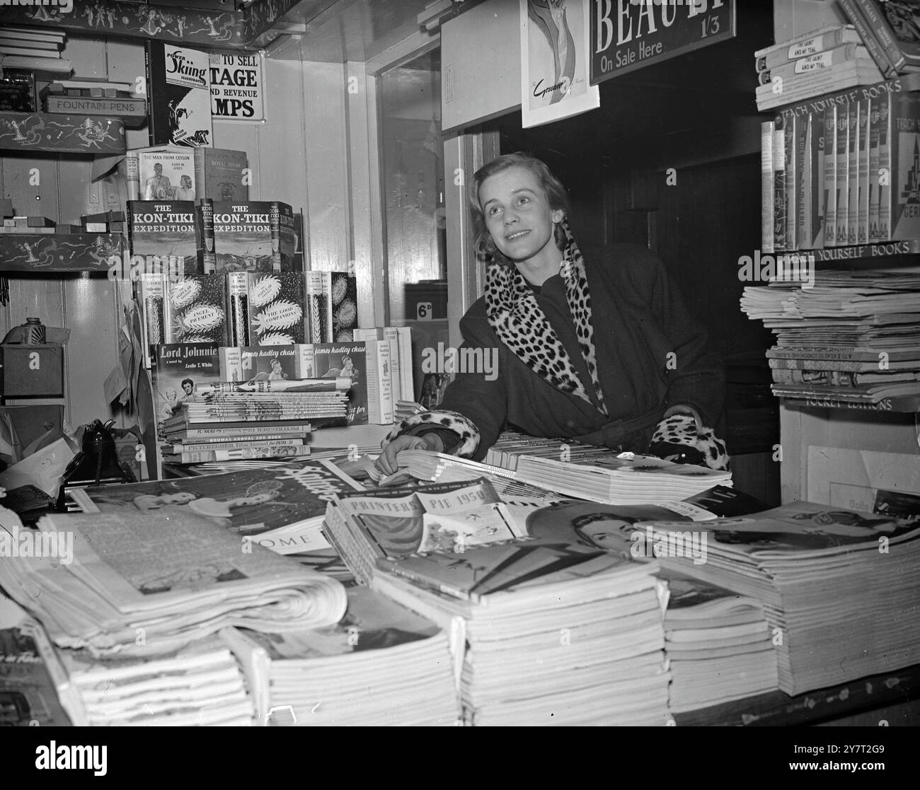 RENTRANT CHEZ ELLE APRÈS UN WEEK-END PAS SI CALME, les actrices de cinéma suisses MARIA SCHELL , 24 ans , achètent un magazine avant de quitter l'aéroport Northolt ce matin pour Zurich en route pour Bâle où elle a eu un engagement sur scène . Le lendemain matin , elle est prévue à Munich pour faire des scènes d'un film allemand . Ses engagements mettent fin à un week-end trépidant commençant vendredi dernier quand , après un dernier spectacle à Bâle, elle a eu quelques heures de repos avant de venir en Angleterre pour un test de film . Son avion , alors , a été dévié de Northolt à Hurn , à cause du brouillard . Elle est arrivée à Londres dans les premières heures d'un dimanche matin lourd, passé Banque D'Images