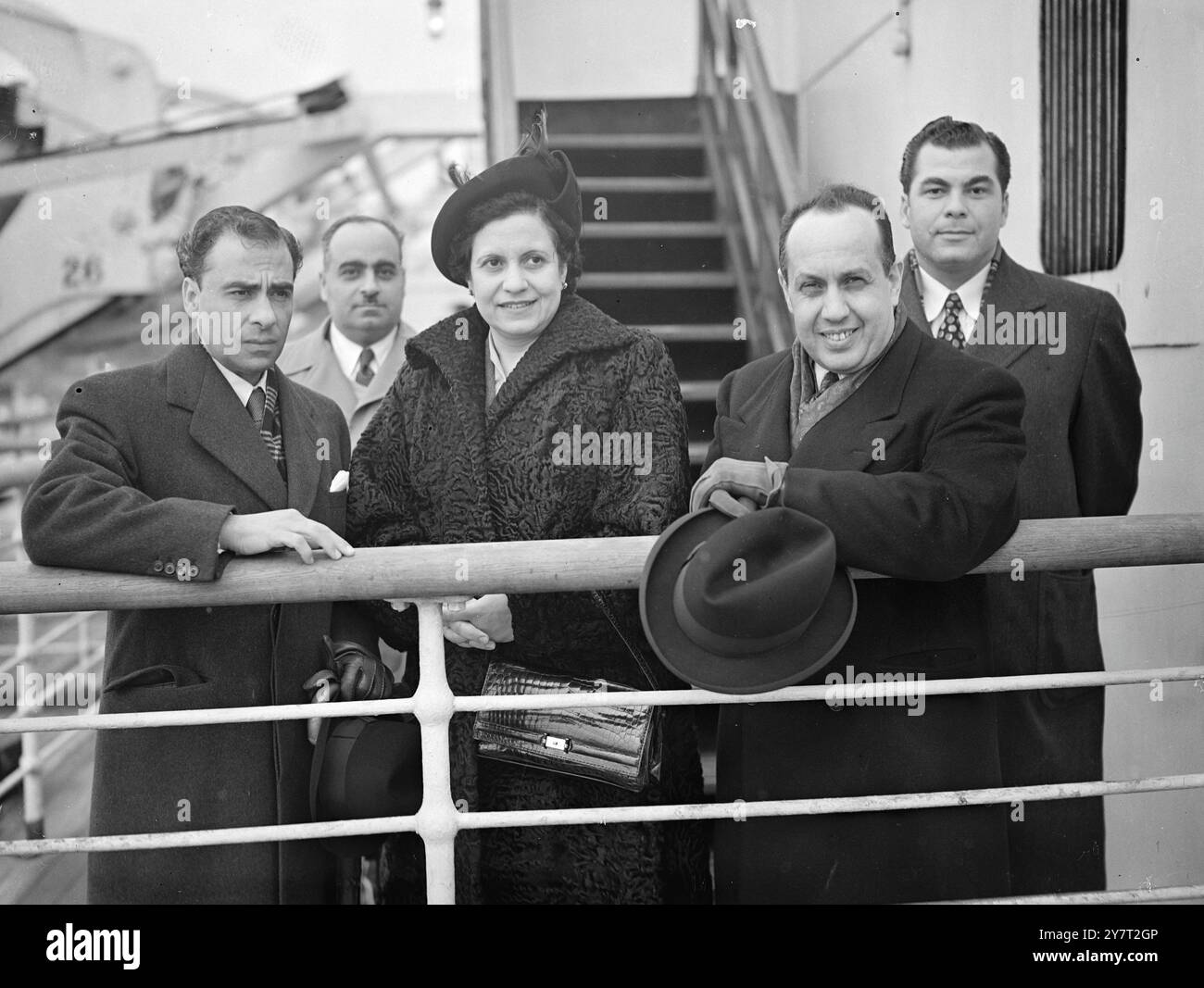 LE MINISTRE ÉGYPTIEN DES AFFAIRES ÉTRANGÈRES ARRIVE POUR DES POURPARLERS photographiés ici avec sa femme à Southampton est MOHAMED SALAH El DIN BEY , ministre égyptien des Affaires étrangères . Il était arrivé dans le Cunard Liner Queen Elizabeth après avoir dirigé les représentants de son pays aux Nations Unies, Lake Success, New York, États-Unis. Pendant son séjour à Londres , le ministre dirigera une délégation égyptienne dans les discussions sur les balances de la livre sterling égyptienne et devrait également avoir des entretiens avec M. Ernest Bevin sur des questions politiques , portées à son comble par la récente demande égyptienne d'évacuer la zone du canal . Mohamed Salah El DIN Bey l'a dit Banque D'Images