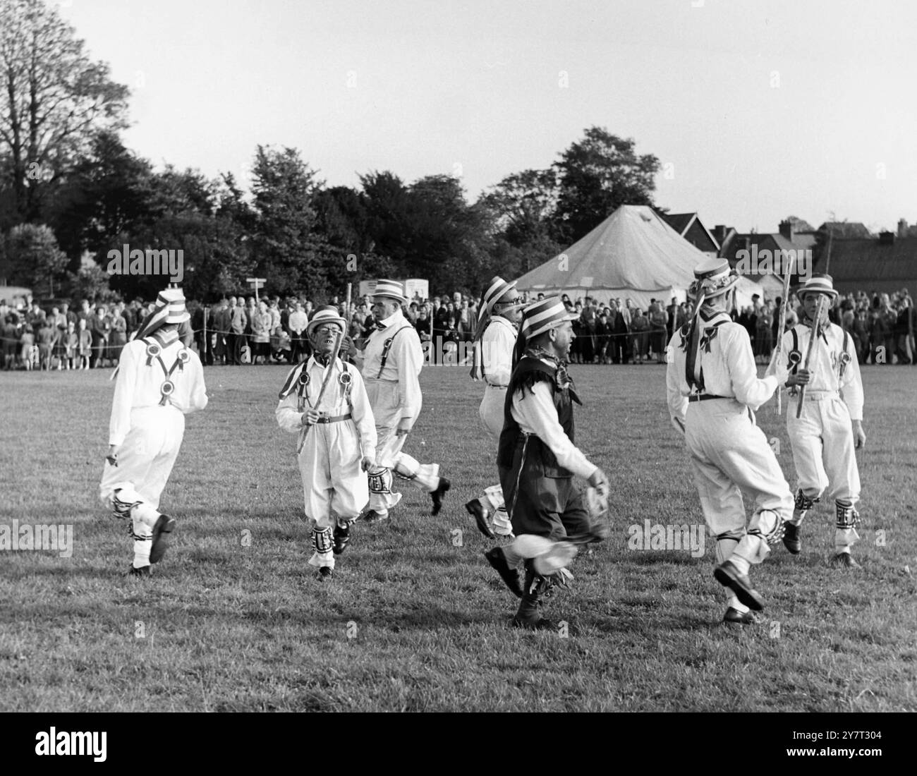 KENT YFC FIELD CONTEST (YOUNG FARMERS' CLUB) - - un intermède de danse Morris a été donné par les danseurs Morris Hartley ( Kent ), Otford, Kent, Angleterre, Royaume-Uni - - 7 octobre 1957 Banque D'Images