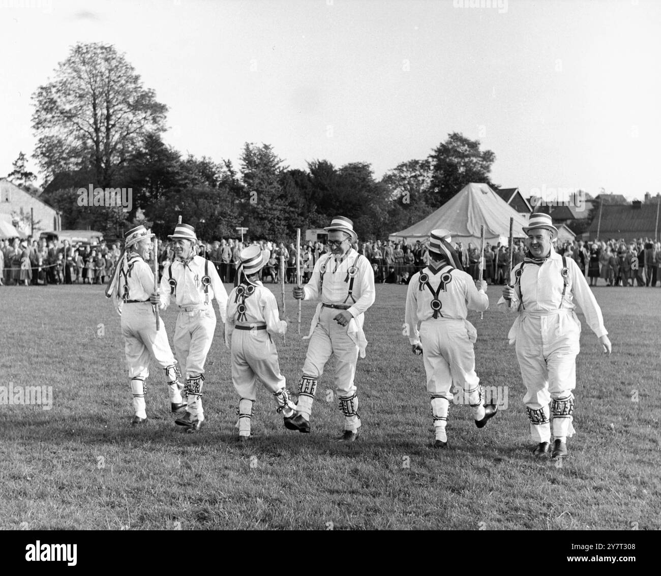 KENT YFC FIELD CONTEST (YOUNG FARMERS' CLUB) - - un intermède de danse Morris a été donné par les danseurs Morris Hartley ( Kent ), Otford, Kent, Angleterre, Royaume-Uni - - 7 octobre 1957 Banque D'Images