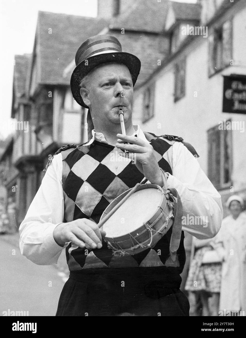 IL est L'ÉCUYER DES DANSEURS MORRIS - - Jeff Metcalf ( un temps 'écuyer' de tous les danseurs Morris en Angleterre ) interprète et dirige son équipe de danseurs Morris lors d'une courte visite à l'ancien village de Chiddingstone, Kent, Angleterre, Royaume-Uni. - - Les interprètes, connus sous le nom de Ravensbourne Morris Men font une tournée de plusieurs villages du Kent. - - 11 juillet 1960 Banque D'Images