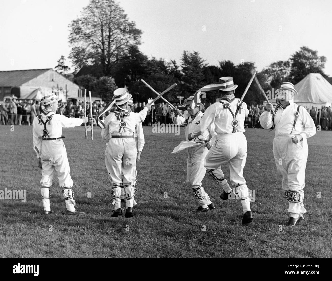KENT YFC FIELD CONTEST (YOUNG FARMERS' CLUB) - - un intermède de danse Morris a été donné par les danseurs Morris Hartley ( Kent ), Otford, Kent, Angleterre, Royaume-Uni - - 7 octobre 1957 Banque D'Images