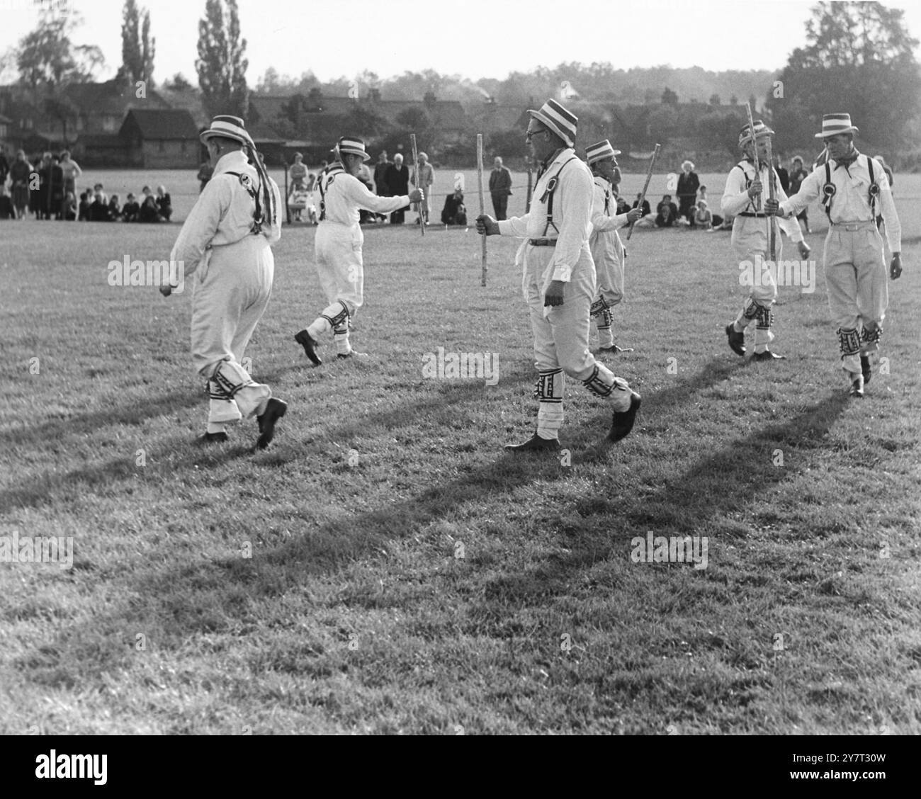KENT YFC FIELD CONTEST (YOUNG FARMERS' CLUB) - - un intermède de danse Morris a été donné par les danseurs Morris Hartley ( Kent ), Otford, Kent, Angleterre, Royaume-Uni - - 7 octobre 1957 Banque D'Images