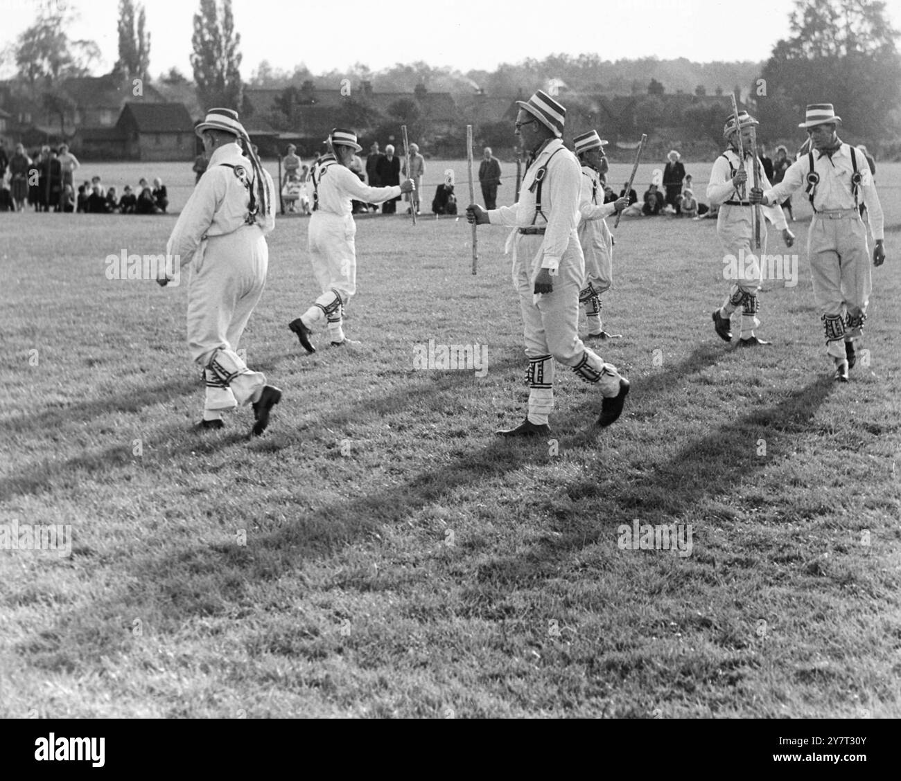 KENT YFC FIELD CONTEST (YOUNG FARMERS' CLUB) - - un intermède de danse Morris a été donné par les danseurs Morris Hartley ( Kent ), Otford, Kent, Angleterre, Royaume-Uni - - 7 octobre 1957 Banque D'Images