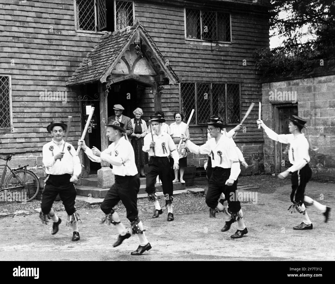 Les danseurs Morris dans le village de Chiddingstone, Kent, Angleterre, Royaume-Uni, dansent devant le Castle Inn. - - 10 juillet 1960 Banque D'Images