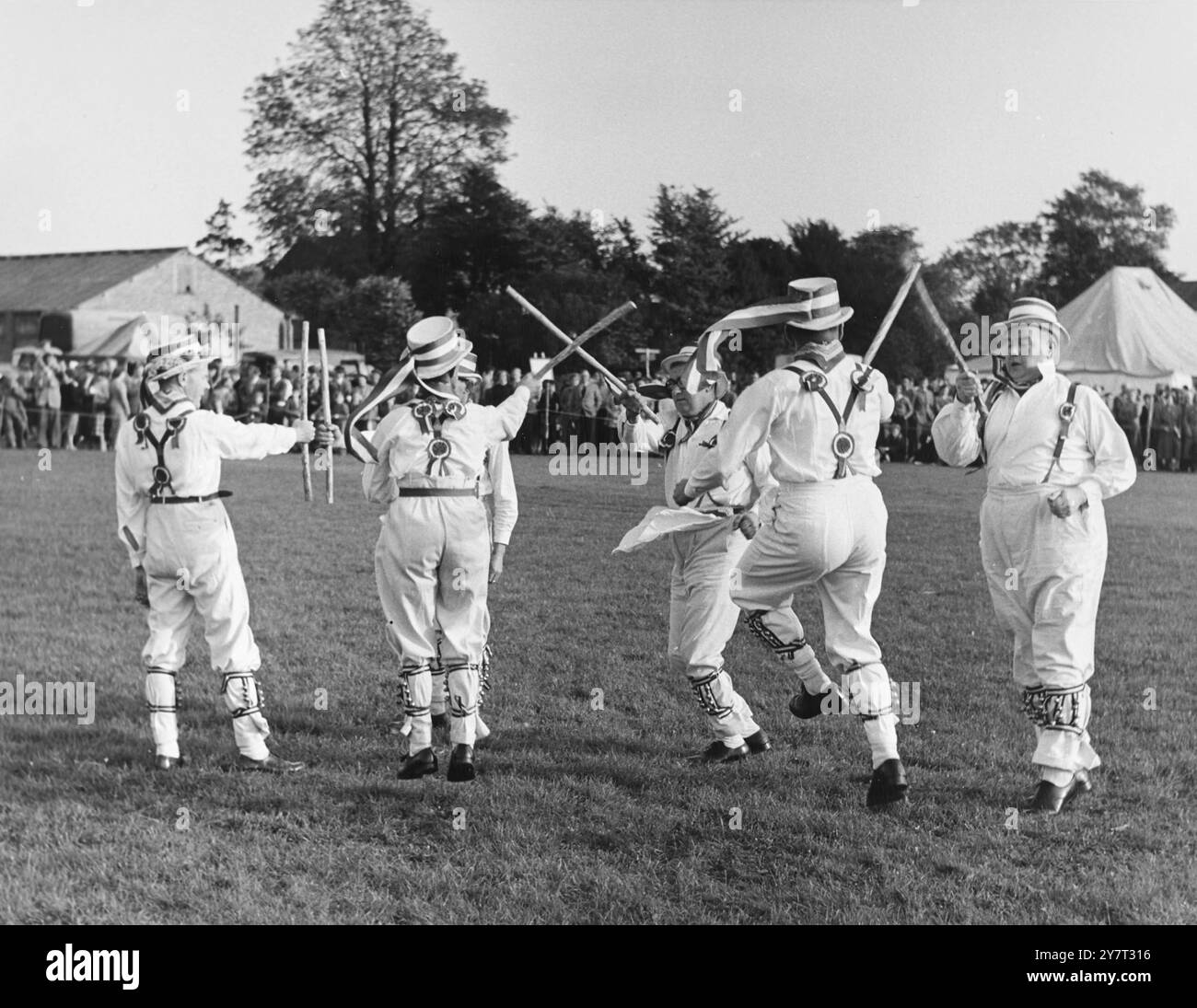 KENT YFC FIELD CONTEST (YOUNG FARMERS' CLUB) - - un intermède de danse Morris a été donné par les danseurs Morris Hartley ( Kent ), Otford, Kent, Angleterre, Royaume-Uni - - 7 octobre 1957 Banque D'Images