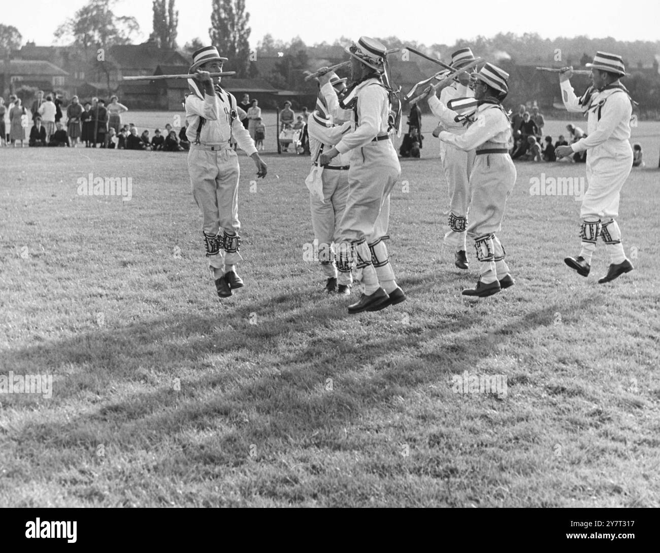 KENT YFC FIELD CONTEST (YOUNG FARMERS' CLUB) - - un intermède de danse Morris a été donné par les danseurs Morris Hartley ( Kent ), Otford, Kent, Angleterre, Royaume-Uni - - 7 octobre 1957 Banque D'Images