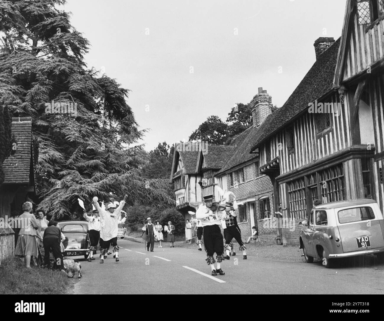 Danseurs Morris dans le village de Chiddingstone, Kent, Angleterre, Royaume-Uni. - - 10 juillet 1960 Banque D'Images