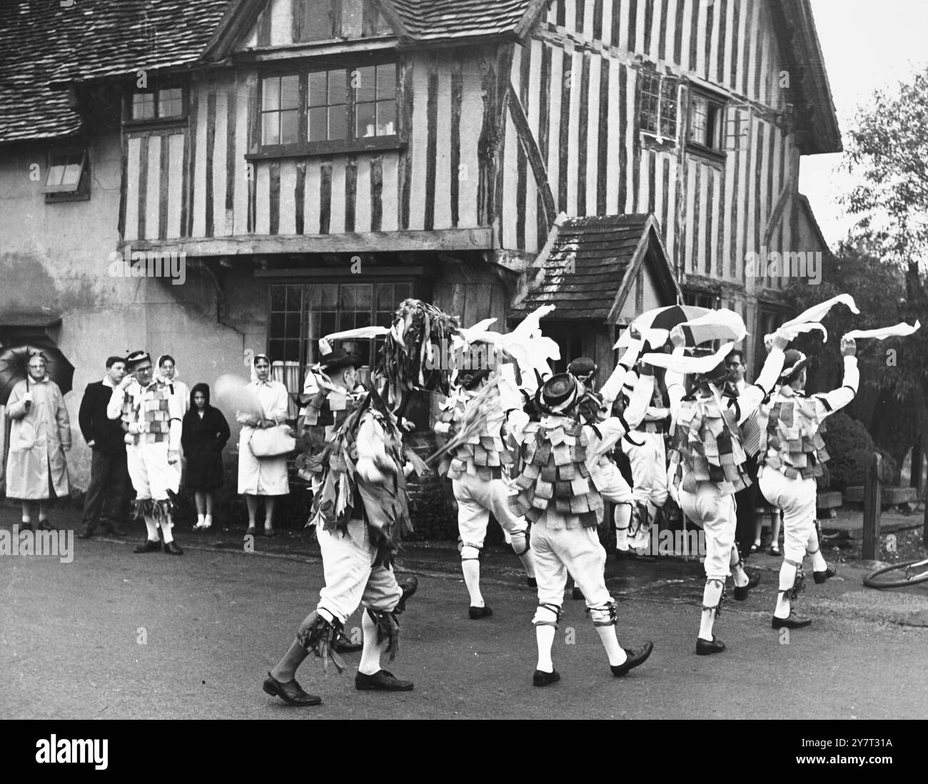 MORRIS DANCERS AT EYNSFORD - - The Beaux of London City - un groupe de Morris Dancers, a joué dans le village d'Eynsford samedi soir dernier, Kent, Angleterre, Royaume-Uni. - - Unfortuantely pluie a arrêté de jouer peu après qu'ils ont commencé - mais il y avait une excellente auberge à portée de main où tous ont été accueillis. - - 8 mai 1961 Banque D'Images