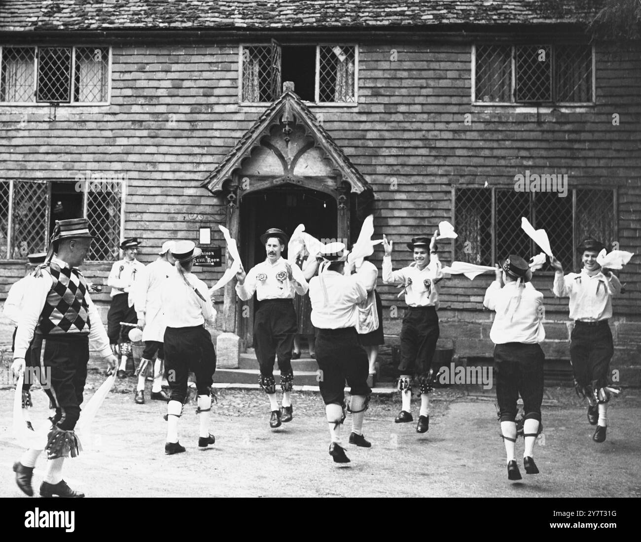 Les danseurs Morris dans le village de Chiddingstone, Kent, Angleterre, Royaume-Uni, dansent devant le Castle Inn. - - 10 juillet 1960 Banque D'Images