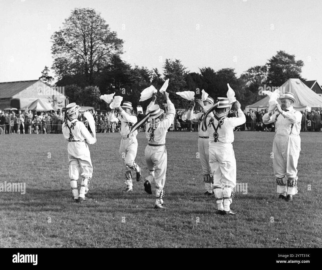 KENT YFC FIELD CONTEST (YOUNG FARMERS' CLUB) - - un intermède de danse Morris a été donné par les danseurs Morris Hartley ( Kent ), Otford, Kent, Angleterre, Royaume-Uni - - 7 octobre 1957 Banque D'Images