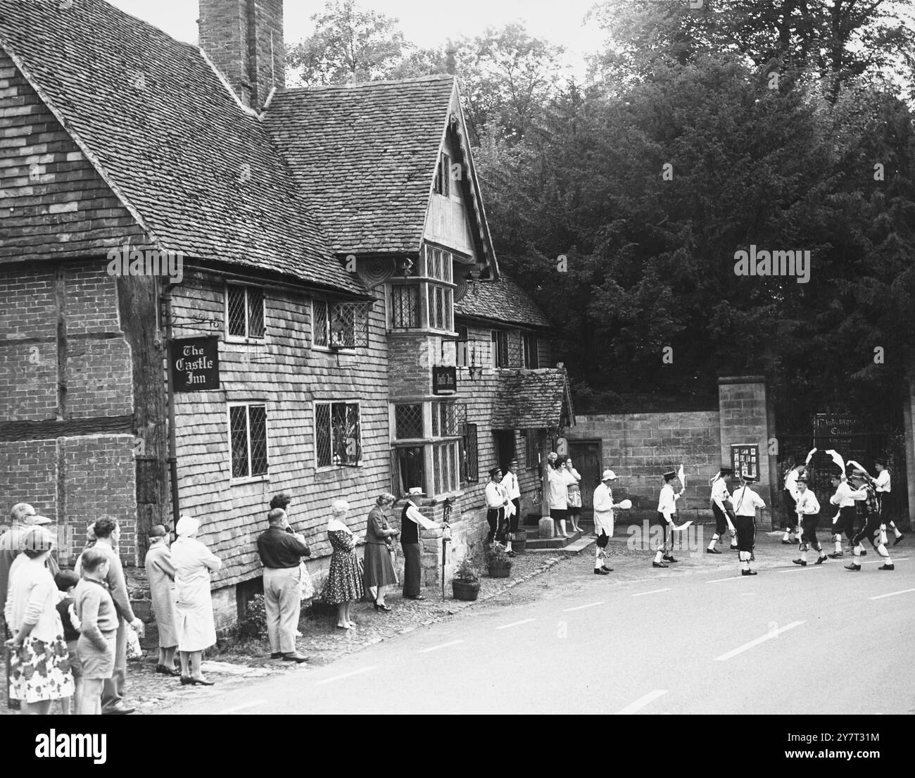 Les danseurs Morris dans le village de Chiddingstone, Kent, Angleterre, Royaume-Uni, dansent devant le Castle Inn. - - 10 juillet 1960 Banque D'Images