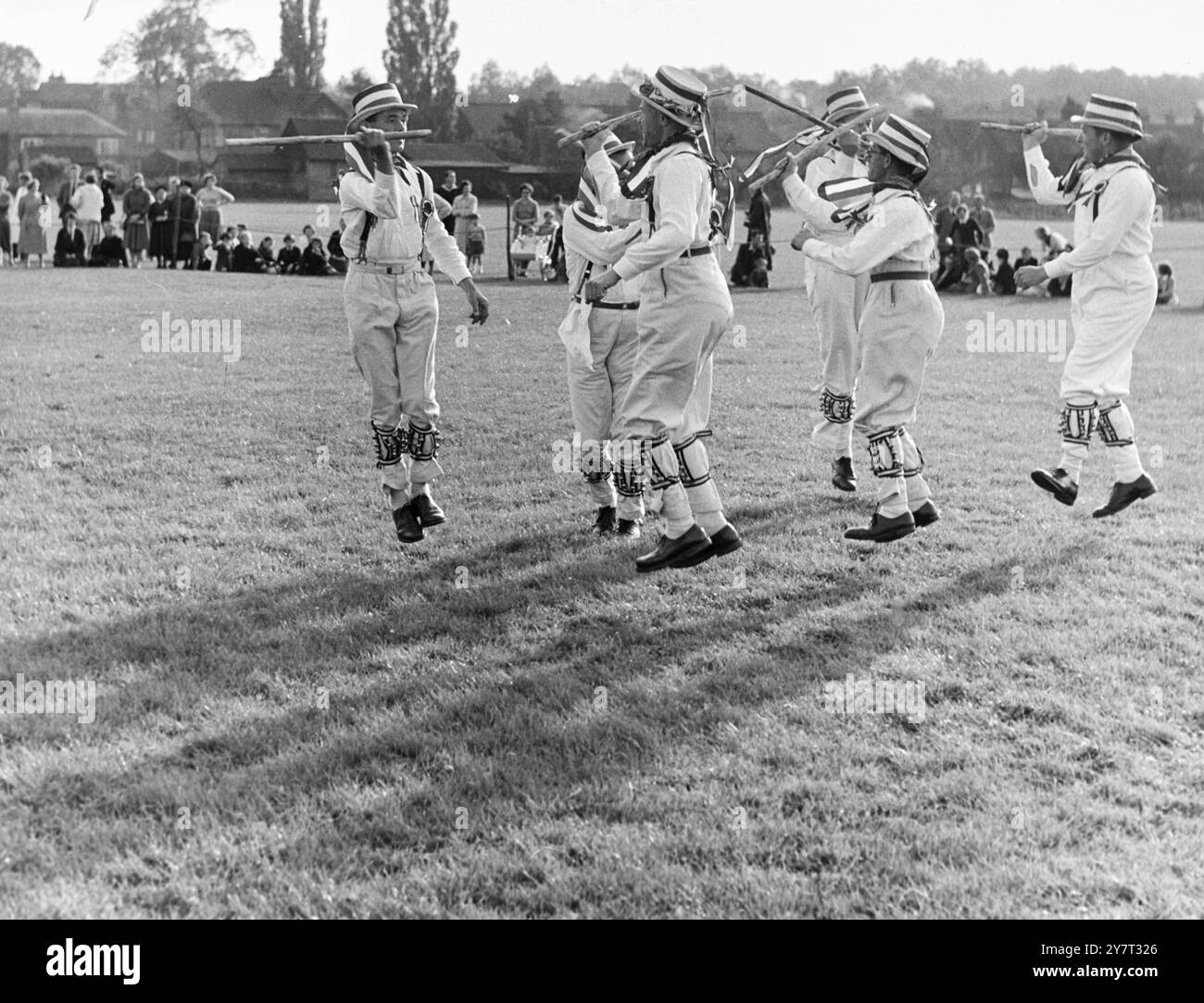 KENT YFC FIELD CONTEST (YOUNG FARMERS' CLUB) - - un intermède de danse Morris a été donné par les danseurs Morris Hartley ( Kent ), Otford, Kent, Angleterre, Royaume-Uni - - 7 octobre 1957 Banque D'Images