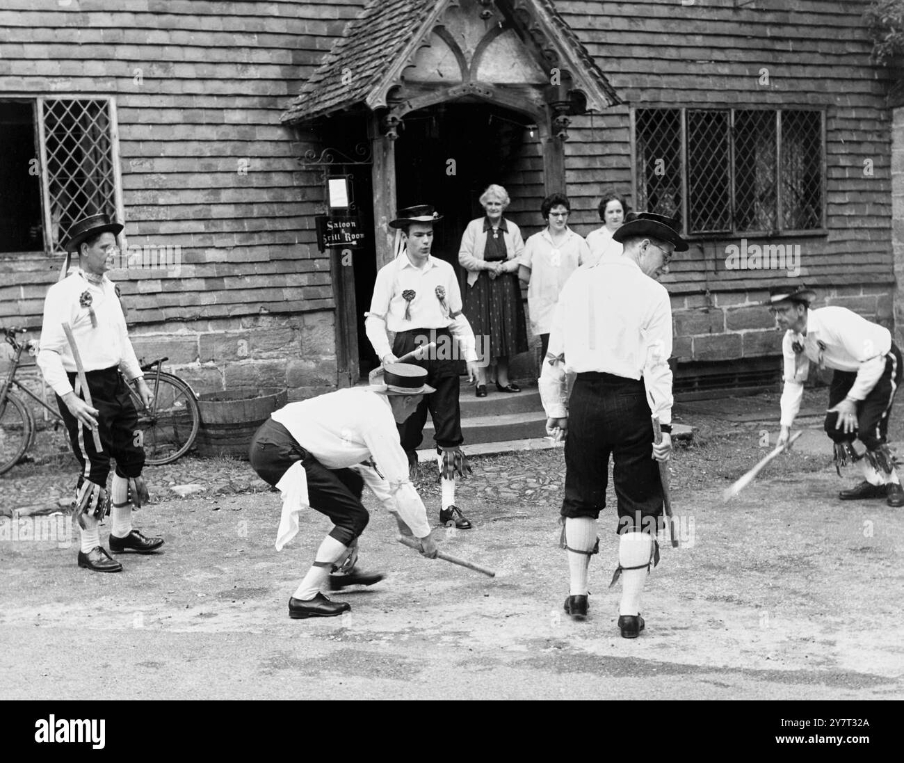 Les danseurs Morris dans le village de Chiddingstone, Kent, Angleterre, Royaume-Uni, dansent devant le Castle Inn. - - 10 juillet 1960 Banque D'Images