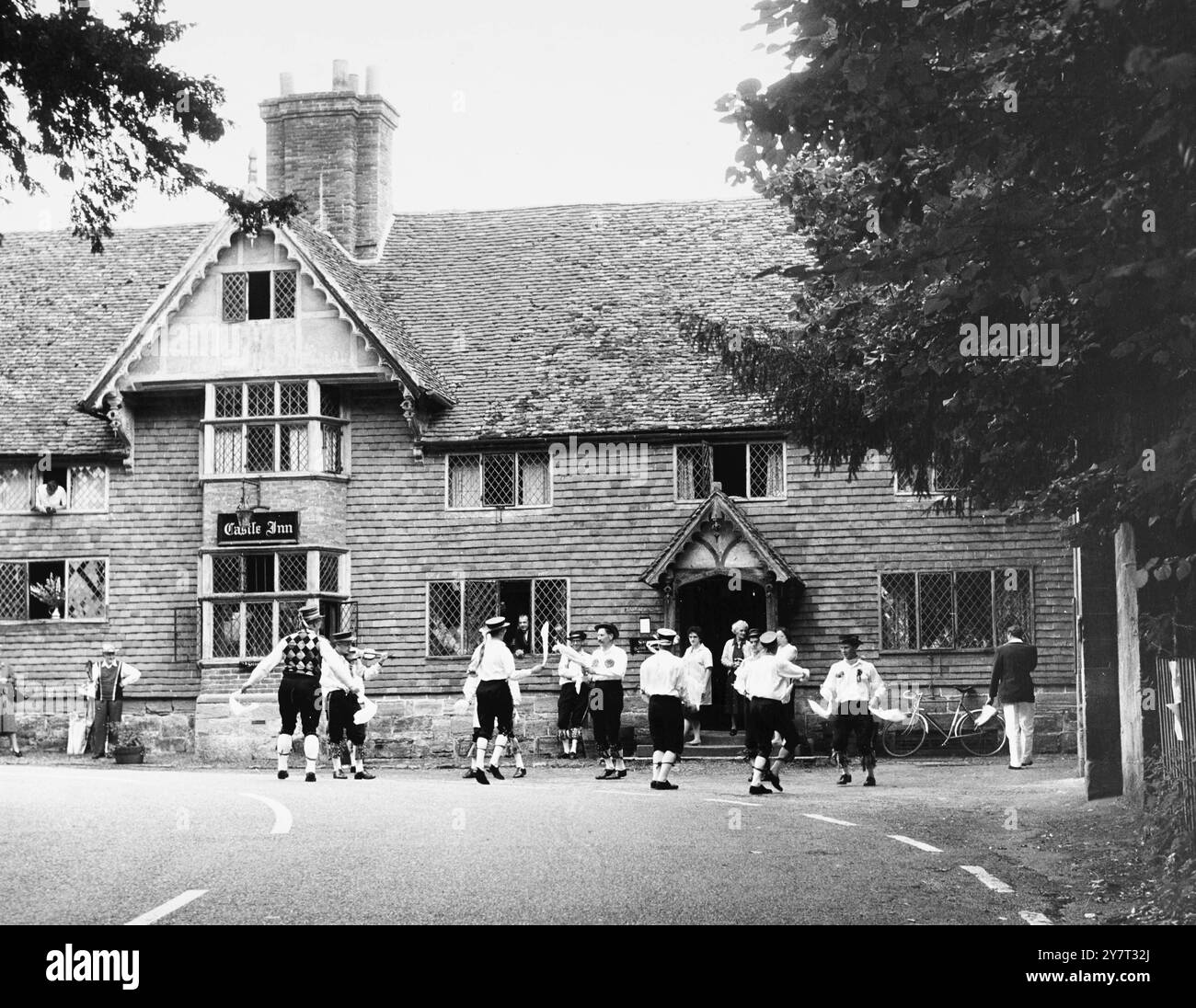 Les danseurs Morris dans le village de Chiddingstone, Kent, Angleterre, Royaume-Uni, dansent devant le Castle Inn. - - 10 juillet 1960 Banque D'Images