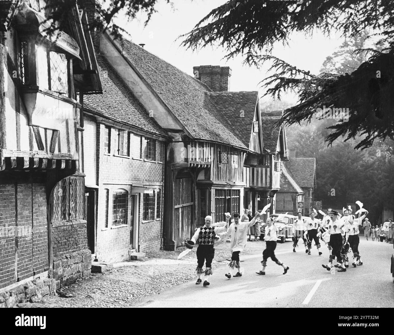 Danseurs Morris dans le village de Chiddingstone, Kent, Angleterre, Royaume-Uni. - - 10 juillet 1960 Banque D'Images