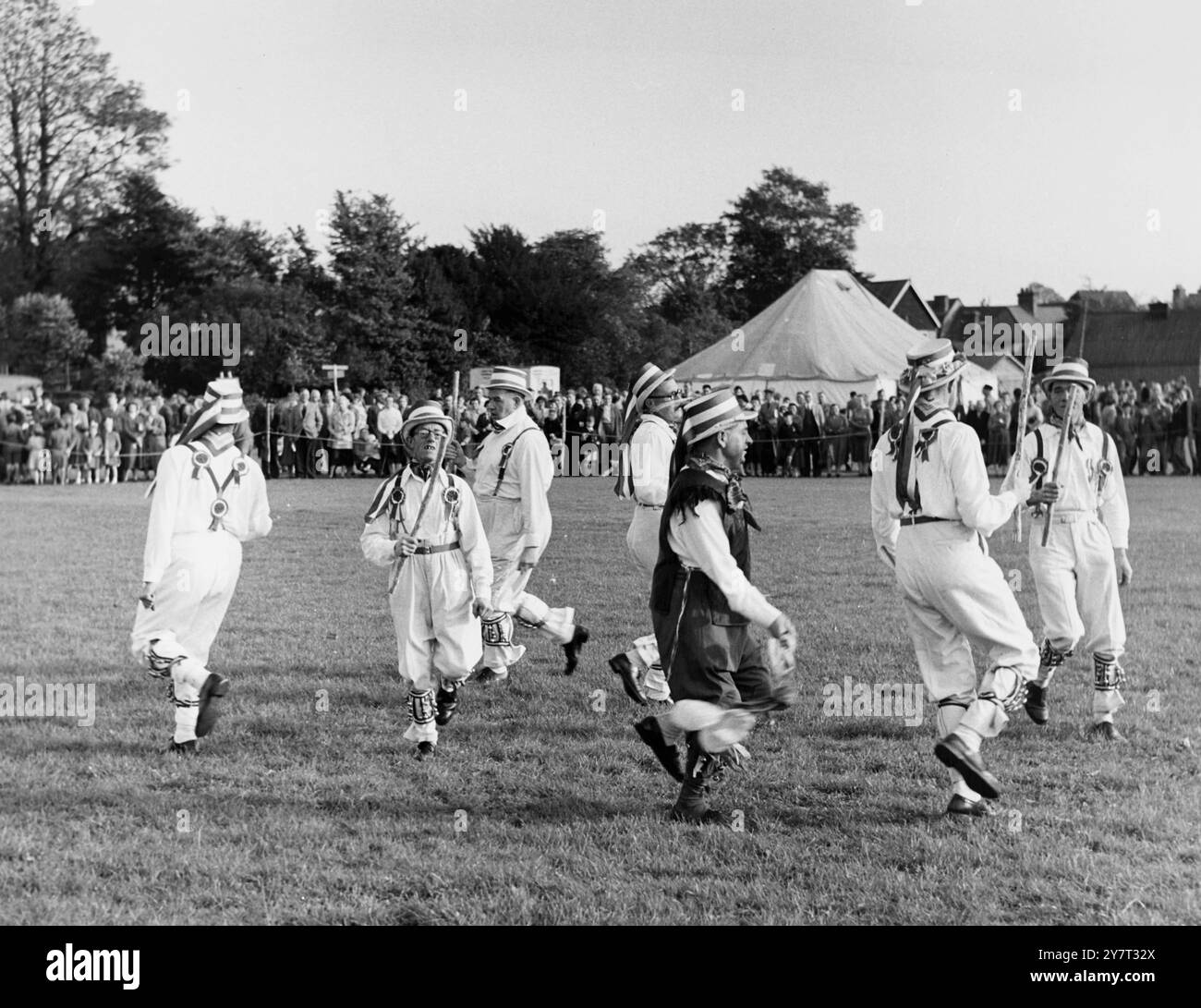 KENT YFC FIELD CONTEST (YOUNG FARMERS' CLUB) - - un intermède de danse Morris a été donné par les danseurs Morris Hartley ( Kent ), Otford, Kent, Angleterre, Royaume-Uni - - 7 octobre 1957 Banque D'Images