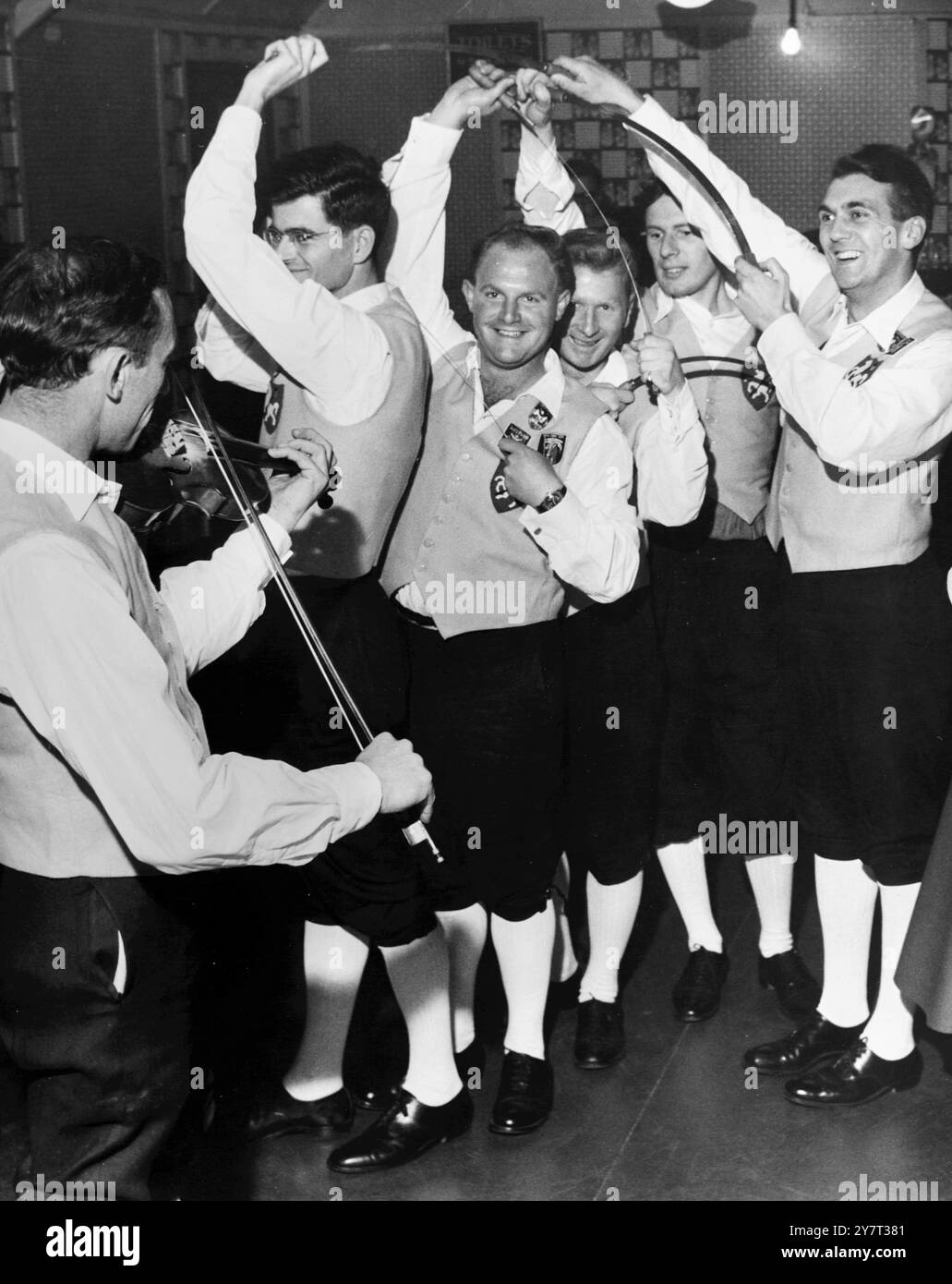 Les Kentish Travellers sont à la hauteur de leur nomThe ' Kentish Travellers ' - un groupe de danseurs folkloriques dont le siège est à Bromley Kent , sont en route pour la Belgique au début du mois prochain pour assister à un festival européen de danse à Anvers. Ils représenteront la English Folk Dance and Song Society - et dans cette image, ils sont vus répéter l'une de leurs danses de l'épée . Violoniste Ken Hillyer fournit la mélodie pour Alan Barber , Michael Cooling , Keith Uttley . Peter Bowden et Ellis Rogers 17 octobre 1959 Banque D'Images