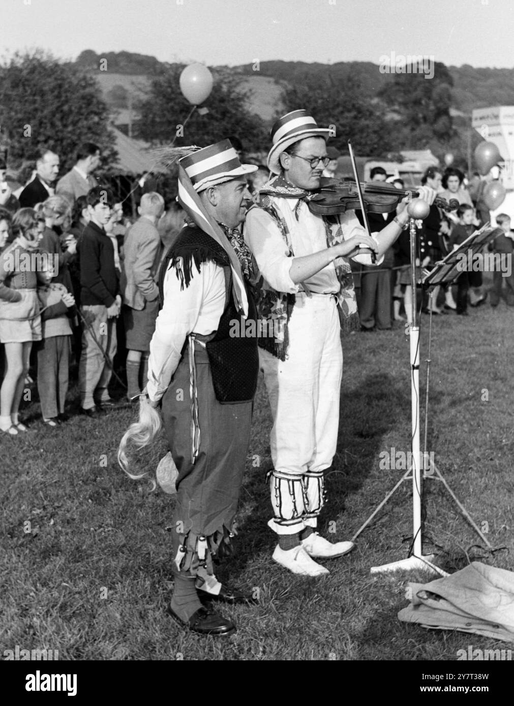 Kentish Travellers Morris Dancers from Hartey - - 5 octobre 1957 Banque D'Images