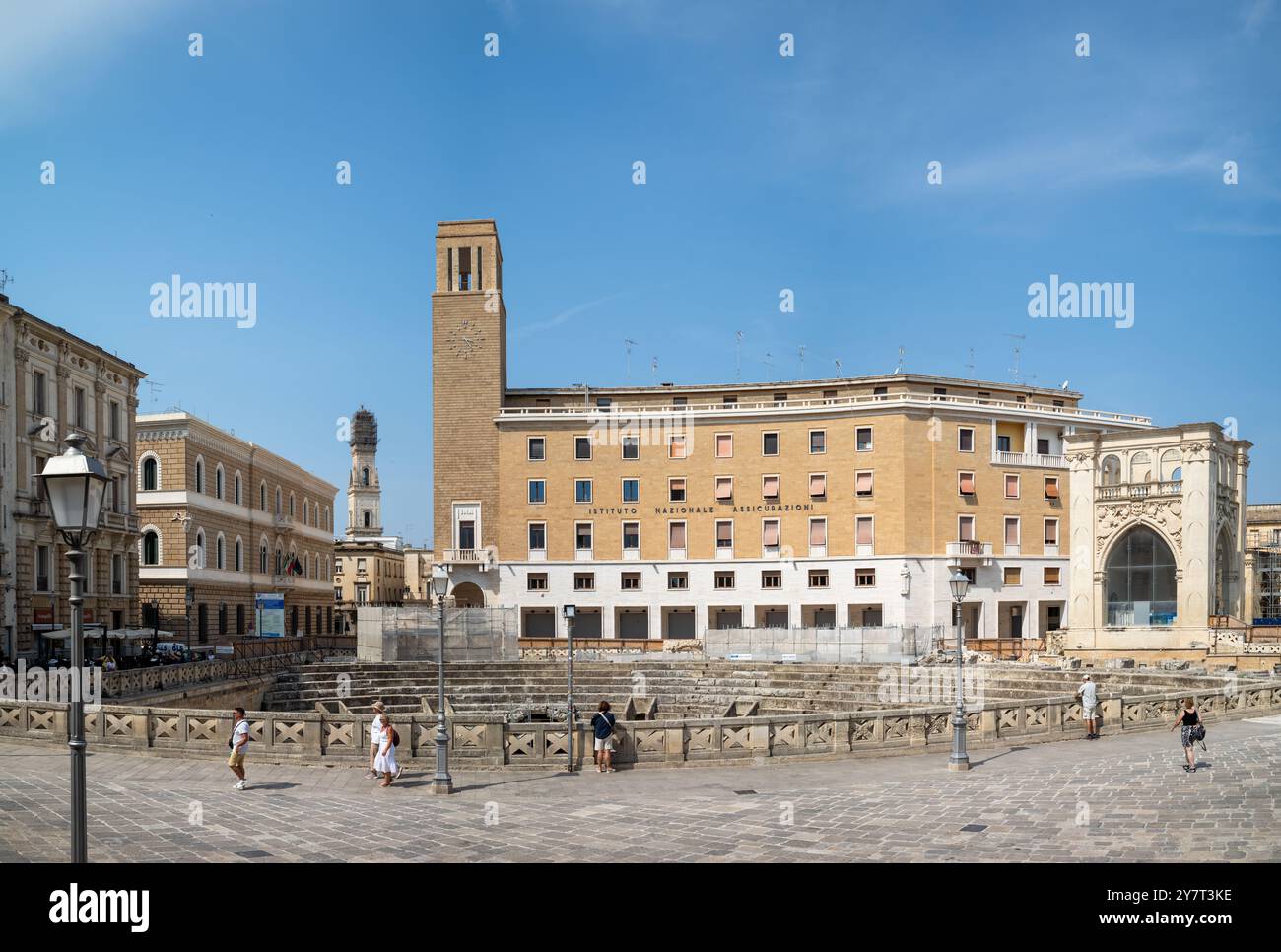 L'architecture rationaliste de l'ère fasciste Palazzo dell'INA (Istituto Nazionale delle Assicurazioni) à côté de l'amphithéâtre romain dans le coeur de la A. Banque D'Images