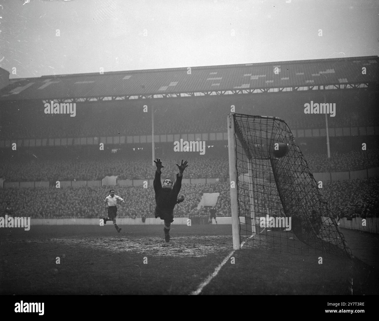 LES MAINS AGRIPPANTES comme une ombre horrible jetée sur un blind sont celles du gardien de but de Tottenham Hotspur, Ted Ditchburn, alors qu'il plonge en avant pour faire une sauvegarde dans le match de première division contre Middlesbrough au White Hart Lane Ground, Londres aujourd'hui. Le match était de 3-3 . 2 décembre 1950 Banque D'Images