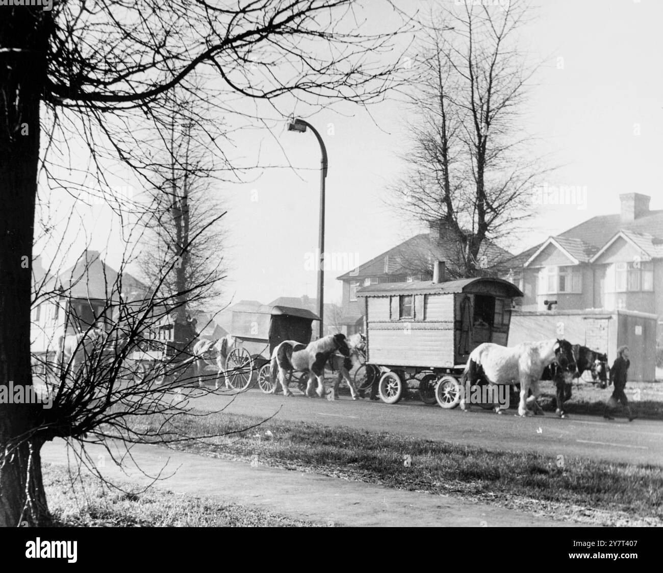 Les Roms en mouvement. Notez le wagon de lecture menant le convoi , avec des pneus en caoutchouc au lieu des grandes roues à rayons en bois qu'il aurait eu à l'origine. North West Kent, Angleterre - 28 janvier 1959 Banque D'Images