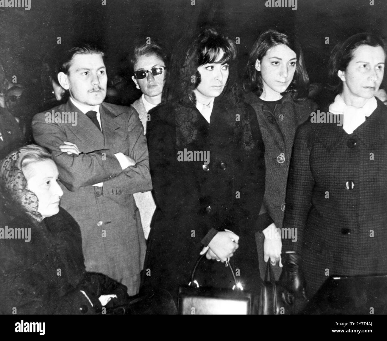 Rome : se souvenir de MussoliniMass est dit pour le 20e anniversaire de sa mort , et les personnes présentes comprennent Maria Scicoine, sœur de Sophia Loren , qui est mariée à Romano, fils de Mussolini, et la fille du Duce , Edda Ciano Mussolini (assis à gauche) et son fils Morizio Ciano (bras pliés). Autres non identifiés . 30 avril 1965 Banque D'Images