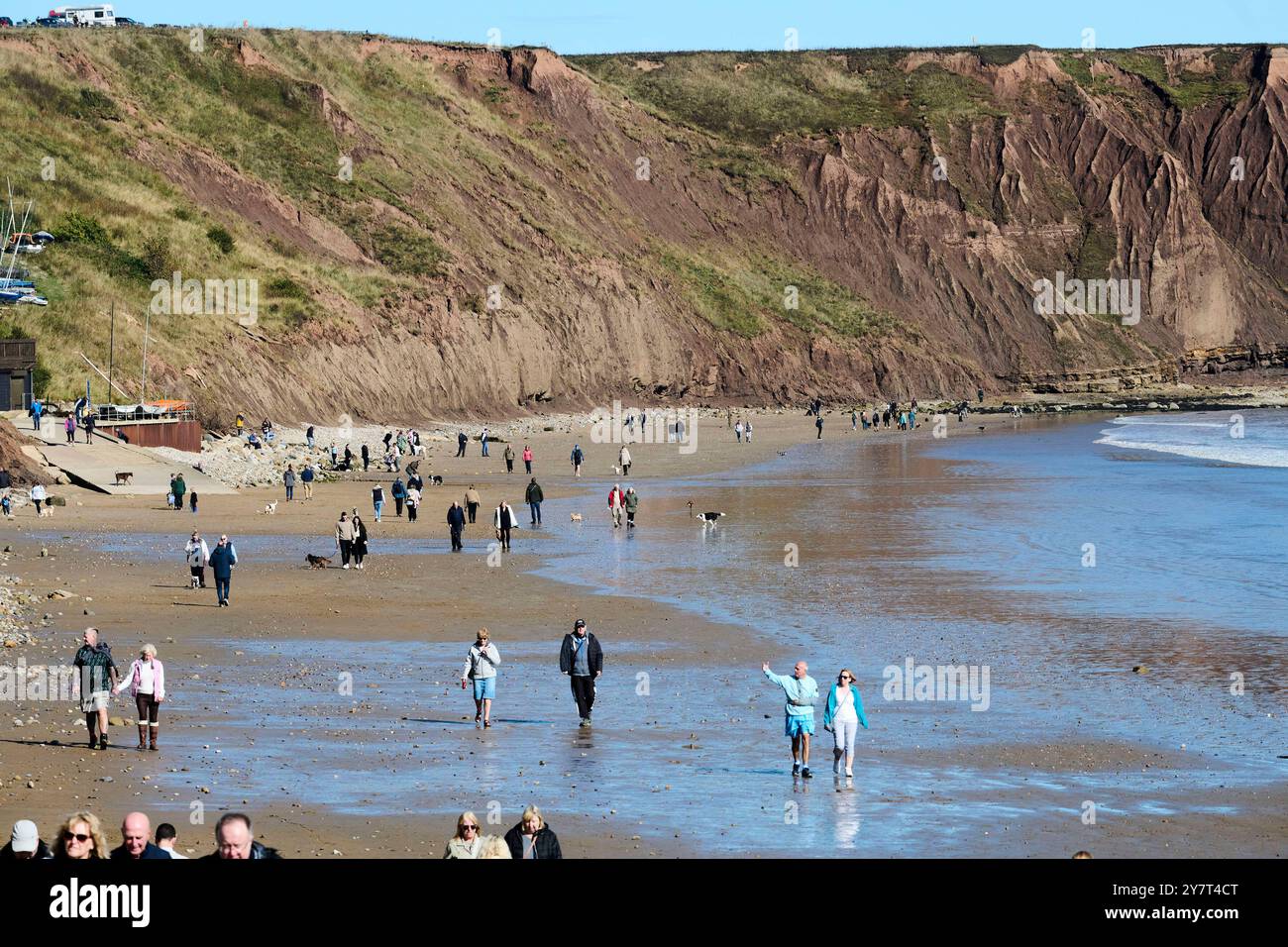 Les gens marchant sur la plage de Filey, East Yorkshire Coast, nord de l'Angleterre, UJK Banque D'Images