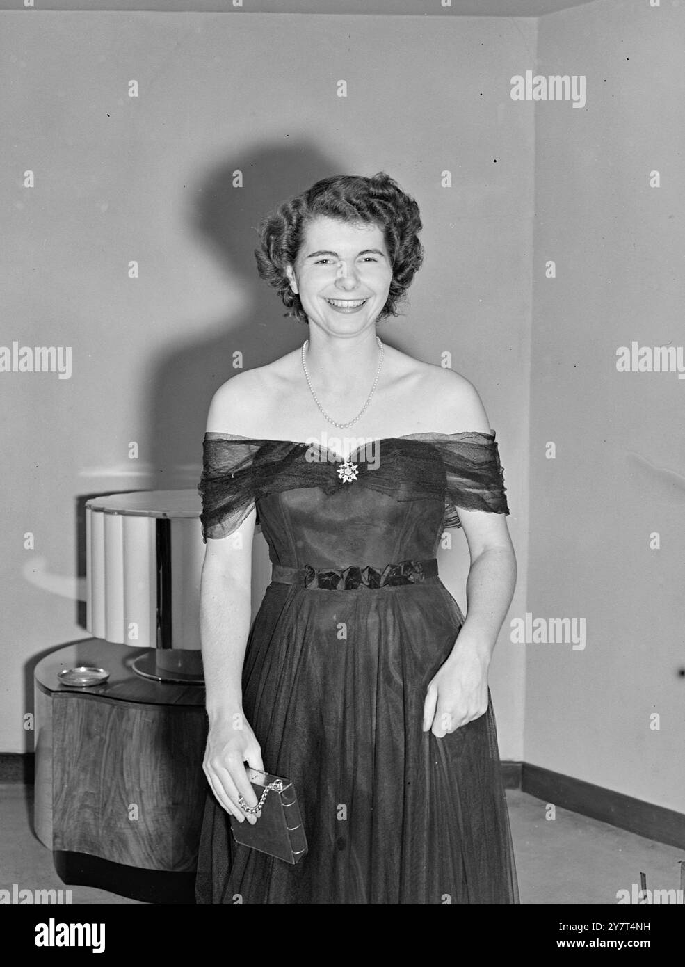 OFF - L'ÉPAULE FELICITY Miss FELICITY ATTLEE , fille du premier ministre , M. . Clément Attlee , portant une robe sans bretelles quand elle a assisté à la réception et au dîner de l'Institute of Incorporated Practitioners in Advertising au Savoy Hotel , Londres 11 mai 1949 Banque D'Images