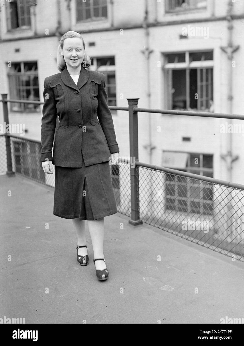 VEUVE VOIT L'HÉROÏSME de SON MARI RÉCOMPENSÉ PAR V.C. POSTHUME Un combat de cinq ans à partir de la reconnaissance d'un acte d'héroïsme dans la guerre contre les Japonais a pris fin avec l'attribution posthume de la Croix de Victoria au lieutenant George Albert Cairns de la Somerset Light Infantry . Menant une attaque du 1st South Staffordshire Regiment , auquel il était attaché , contre un sommet d'une colline en Birmanie le 13 mars 1944, M. Cairns a son bras gauche coupé par l'épée d'un officier japonais, mais il a tué l'officier et a utilisé l'épée pour tuer et blesser plusieurs ennemis jusqu'à ce que lui-même soit mortellement wou Banque D'Images