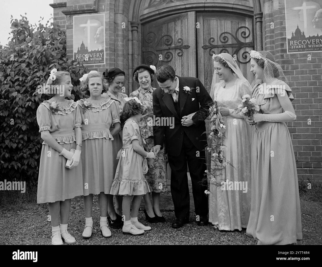 SEPT SŒURS AU MARIAGE les six sœurs de la mariée ont assisté au mariage à St. Hilda's Church , Ashford , Middlesex , de Miss Molly Woodgate et Bob Thorn , joueuse de tennis de Wimbledon et ancienne championne junior du Kent . Molly joue au tennis seulement ' pour le plaisir ' , mais ses deux sœurs ( Georgie et Ruby ) sont des compétitrices bien connues . IMAGES :- la mariée et l'époux et les six sœurs de la mariée après la cérémonie de gauche à droite est :- AUDREY WOODGATE , 13 : LORNA WOODGAET , 11 : GEORGINA WOODGATE , (derrière ) CHRISTINE WOODGATE , âgée de huit ans , ( félicitant l'époux ) ; RUBY WOODGATE Banque D'Images