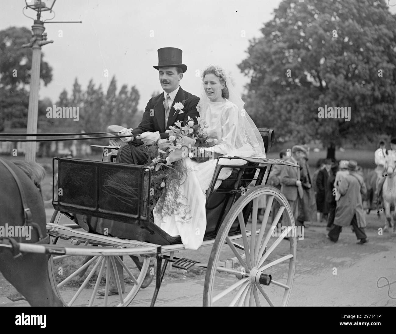 PONEY ET PIÈGE COMME CHARIOT DE MARIÉE Un poney et piège était le chariot de mariée quand Mlle STELLA CROCON , âgée de 28 ans , a été mariée à M. TOMMY TIGWELL, EX .R.A.F. Pilote du Commandement côtier à l'église paroissiale Northolt (Middlesex) . La mariée est l'une des sept sœurs qui , avec leur père M. Fred Croxon , dirige la Seven Sisters Riding School . Les cavaliers de fille ont formé une escorte pour le couple. IMAGES MONTRENT:- Mlle Stella Broxon et Tommy Tigwell 26 mai 1949 Banque D'Images PONEY ET PIÈGE COMME CHARIOT DE MARIÉE Un poney et piège était le chariot de mariée quand Mlle STELLA CROCON , âgée de 28 ans , a été mariée à M. TOMMY TIGWELL, EX .R.A.F. Pilote du Commandement côtier à l'église paroissiale Northolt (Middlesex) . La mariée est l'une des sept sœurs qui , avec leur père M. Fred Croxon , dirige la Seven Sisters Riding School . Les cavaliers de fille ont formé une escorte pour le couple. IMAGES MONTRENT:- Mlle Stella Broxon et Tommy Tigwell 26 mai 1949 Banque D'Images