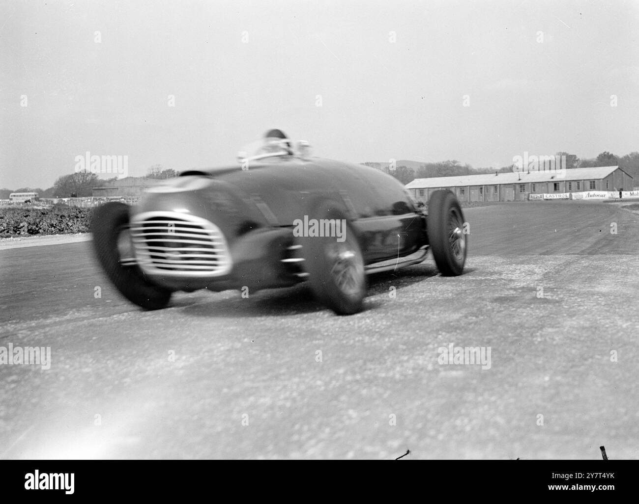 VITESSE GAGNANTE À GOODWOOD vainqueur de la coupe lavant aux courses de voitures de Goodwood , P.M. Wilkes conduisant la Ferrari de D.C. Folland , est vu approcher la ligne d'arrivée à grande vitesse . Les foules de vacances de la Banque de Pâques ont été fournies avec beaucoup de sensations fortes par les nombreux pilotes de course britanniques bien connus et les participants étrangers qui ont concouru. 18 avril 1949 Banque D'Images