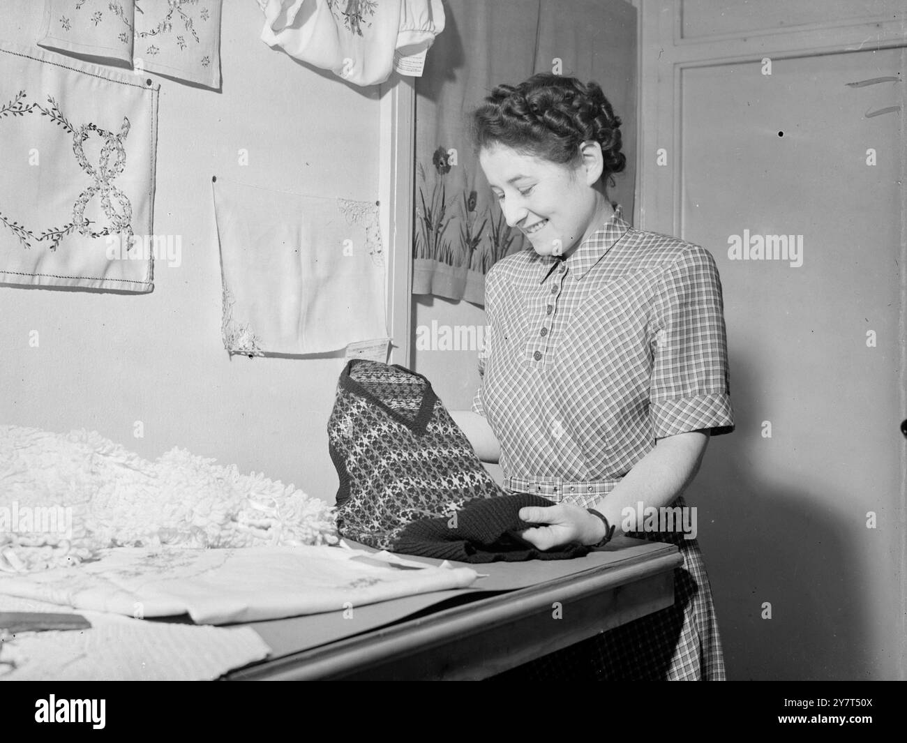 EXPOSITION D'ART ET D'ARTISANAT Miss Audrey Hickley , de Thundersley , Essex , qui est l'assistante du bibliothécaire à l'Autorité du Port de Londres , est vu exposant une Foire de Mentiers - isle Pullover à l'exposition d'arts et d'artisanat à l'Autorité du Port de Londres , Trinity - Square , Londres . 4 mai 1949 Banque D'Images