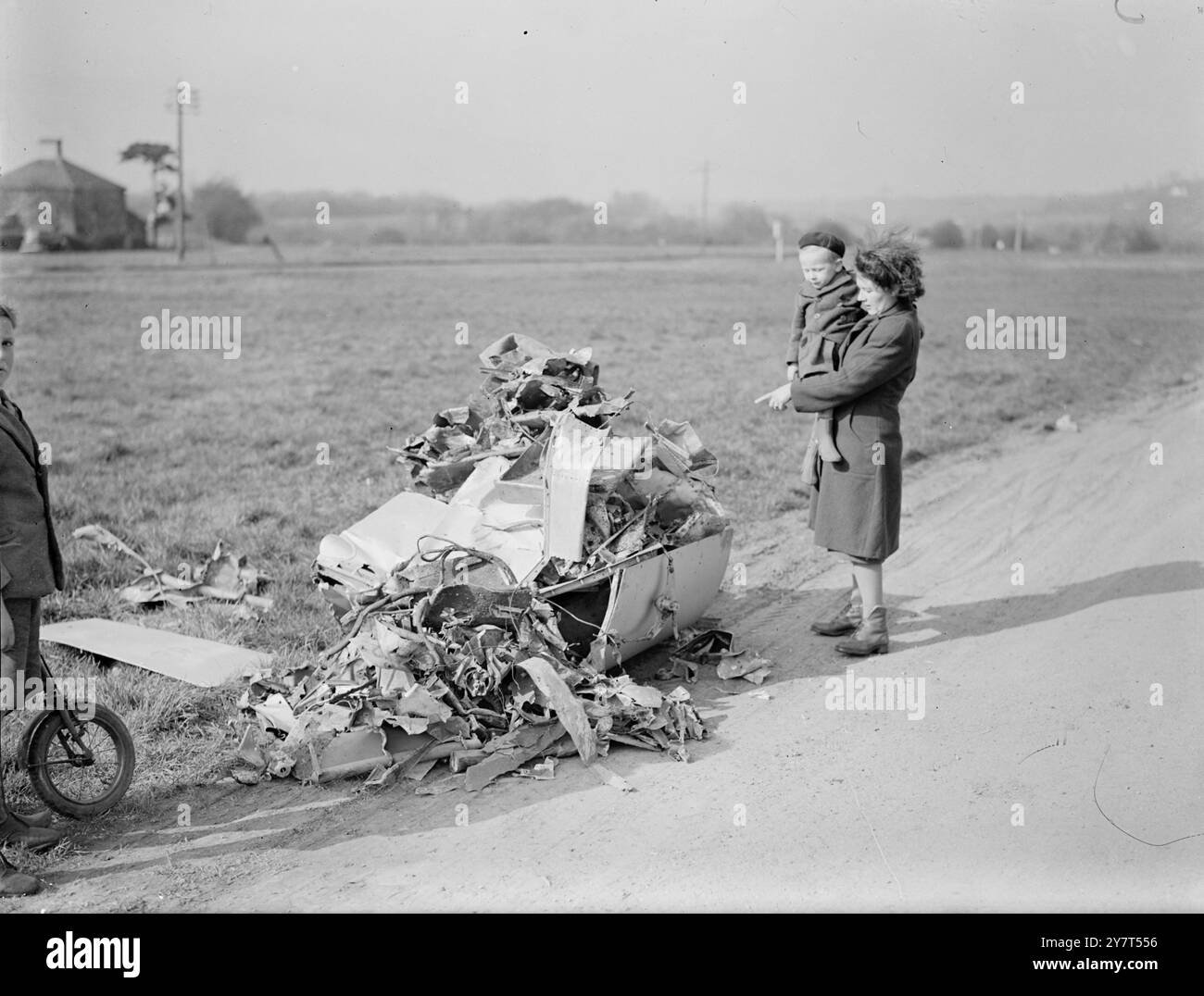 DEUX TUÉS QUAND SPITFIRE S'ÉCRASE SUR UNE MAISON PUBLIQUE deux personnes ont été tuées quand un Spitfire de la Royal Air Force s'est écrasé sur la maison publique King's Arms à Leaves Green , près de Biggin Hill R.A.F. Station . Un cottage attenant a également été gravement endommagé. Le pilote de l'avion et une femme dans le chalet ont été tués et un certain nombre d'autres blessés ont été transportés à l'hôpital. L'avion était sur un vol local de Biggin Hill quand il s'est écrasé . L'IMAGE MONTRE :- épave torsadée du Spitfire . 27 mars 1949 Banque D'Images