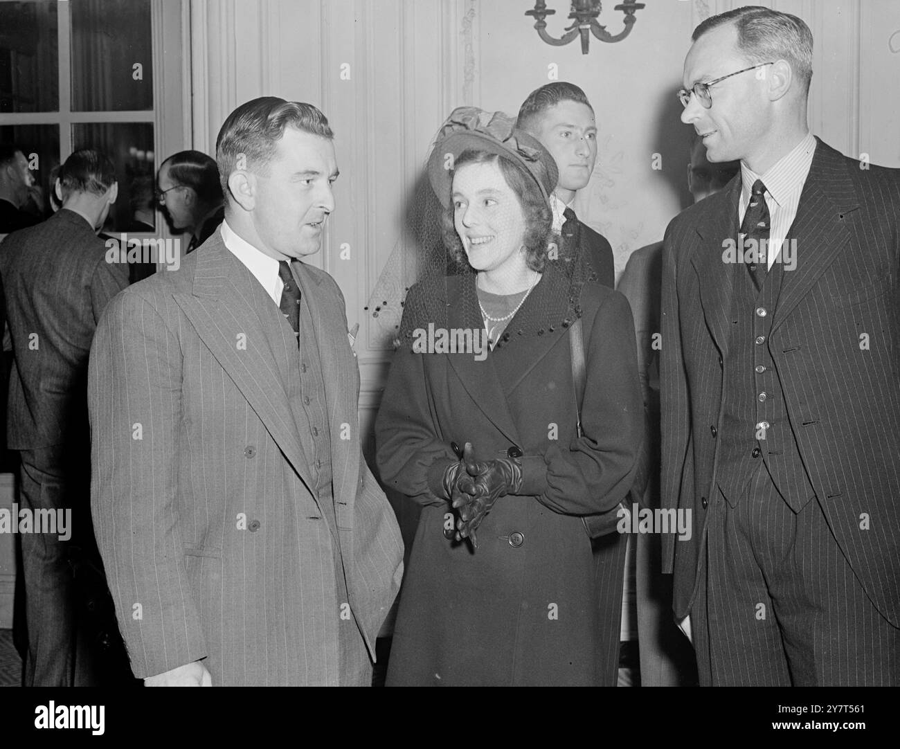 L'ÉQUIPE D'ESSAI NÉO-ZÉLANDAISE À LA RÉCEPTION Mervyn Wallace ( à gauche ) , qui est vice-capitaine de l'ÉQUIPE d'essai néo-zélandaise, avec Miss June Beasley, fille du haut-commissaire australien, et Walter Adele, capitaine, à la réception de la Société néo-zélandaise, tenue au Savoy Hotel, Londres . 7 avril 1949 Banque D'Images