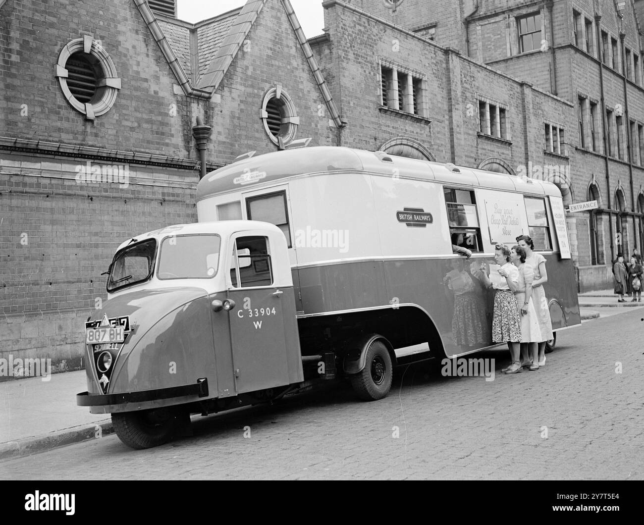 BUREAU DE RÉSERVATION POUR LES PLAGES British Railways doivent prendre le bureau de réservation pour les plages. Un bureau mobile , complet avec des billets , des horaires et de la documentation de voyage , en vue aujourd'hui pour la première fois à Marylebone Station , Londres , visitera les fronts de mer dans les stations balnéaires de la côte sud de Kent au Devon , vendant des billets pour une journée bon marché , une demi-journée et une excursion en soirée , et fournira aux holdiay-makers toutes les informations de voyage dont ils ont besoin . Le bureau mobile - une remorque - sera transporté d'un point à l'autre par un tracteur , la tournée débutant le lundi 22 août à Herne Bay . IMAGE S Banque D'Images