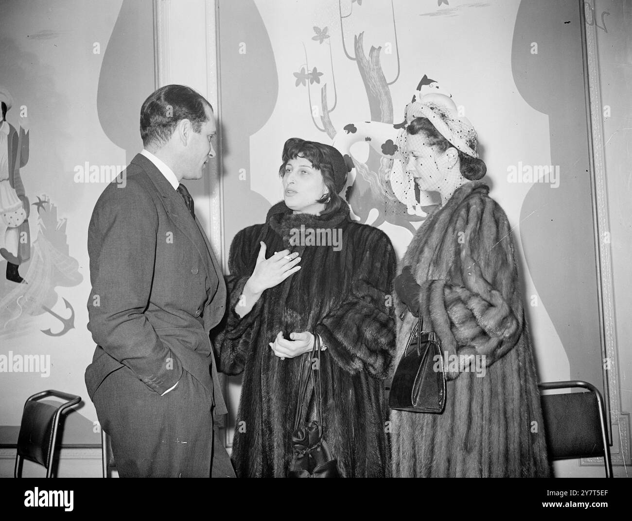 LES OLIVIERS ACCUEILLENT LA STAR ITALIENNE Sir LAURENCE ILOVIER et son épouse VIVIEN LEIGH accueillent la star italienne ANNA MAGRANI (au centre) lors d'une réception en son honneur au Brown's Hotel , Dover Street , Londres . Vivien Leigh s'est tout à fait remise de sa récente chute dans les escaliers sinueux de sa maison de Chelsea. L'actrice italienne ou la renommée de ''Open City'' est ici pour la première de son nouveau film ''Angelina''. 18 mars 1949 Banque D'Images