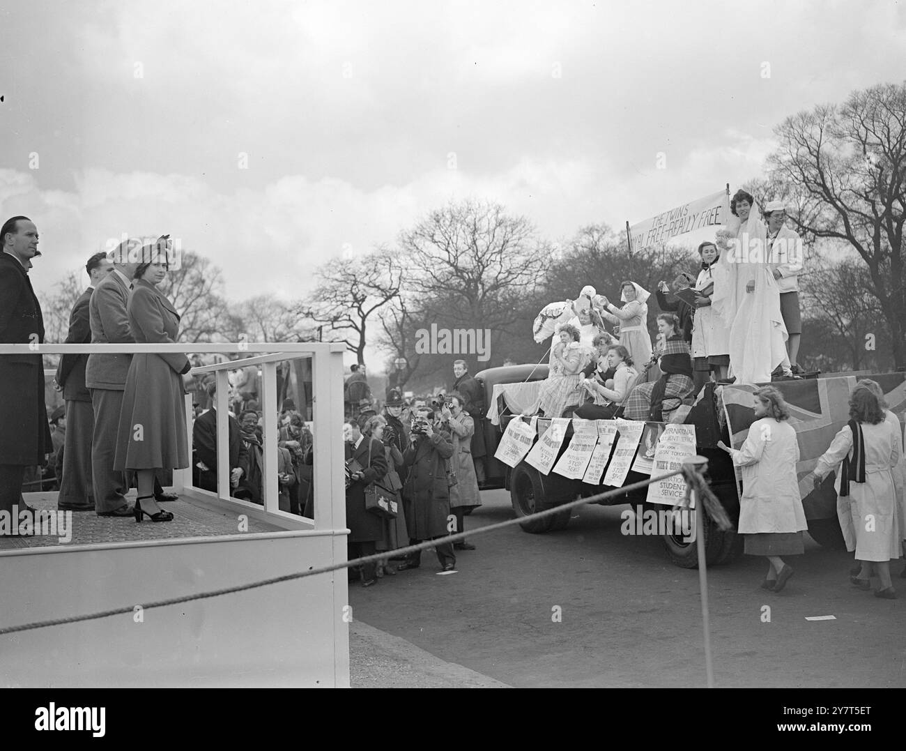 PRINCESSE ET DUC TABLEAUX ÉTUDIANTS JUGES - - - - trois cents étudiants hommes et femmes de l'Université de Londres ont défilé leurs 28 tableaux à Hyde Park , Londres pour être jugés par la princesse Elizabeth et le duc d'Édimbourg . Les tableaux ont ensuite été pris en procession à travers le West End pour aider le Service des étudiants internationaux qui gère des centres de vacances d'été pour les étudiants en Europe. - - - - IMAGES MONTRE :- Princesse Elizabeth regardant la procession des tableaux des étudiants à Hyde Park . - - - - 19 mars 1949 Banque D'Images