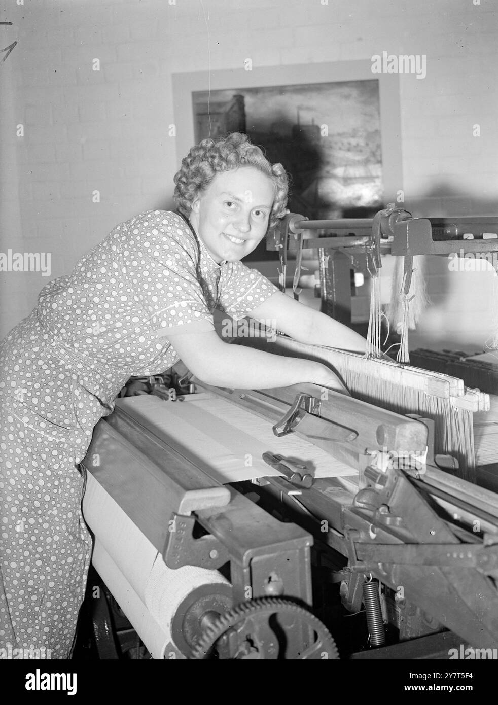 LA MINE DE CHARBON DE LONDRES OUVERTE PAR WILSON - - - - Mlle EDITH RILEY , de Darwen Lancs. ., au travail sur un métier à tisser - l'une des nombreuses caractéristiques intéressantes de l'exposition '' sur notre chemin '' qui a été ouverte par M. . Harold Wilson , président de la Chambre de commerce , Oxford Street , Londres . Miss Riley est la ''Cotton Queen'' de l'année dernière dans son usine locale. D'autres expositions comprennent un broyeur de charbon de 4 tonnes - partie d'un spectacle qui comprend également une '' mine de charbon '' . Banque D'Images