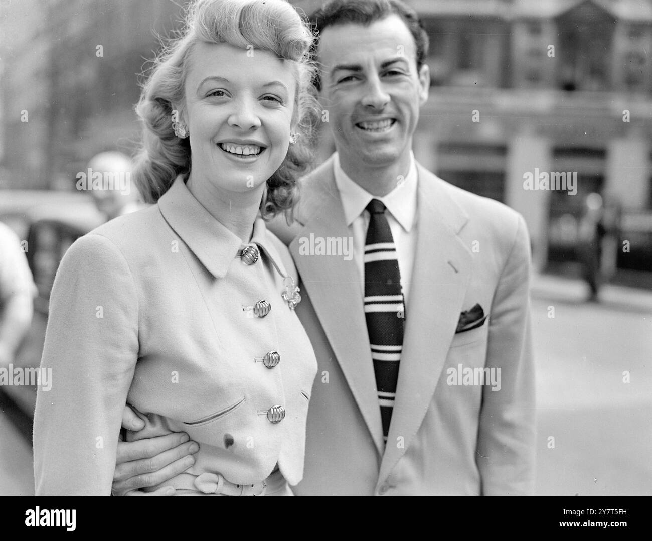 LEUR JOURNÉE DE FIANÇAILLES d'aujourd'hui est un grand jour pour JOY NICHOLS, australien - né vedette de l'émission de radio ' Take It From Here ' . Ce matin, elle a annoncé son engaement à WALLY PETERSON , chanteur de ' Oklahoma ' . Et ce soir, elle commence une apparition de deux semaines au palladium de Londres. Joy et Wally, qui se connaissent depuis deux ans, prévoient de se marier avant la course hivernale de ' Take It From Here ' bigins en octobre , et après une lune de miel sur le continent, ils feront leur maison à John's Wood , Londres . IMAGES MONTRENT:- le couple nouvellement engagé photographié à Londres Banque D'Images