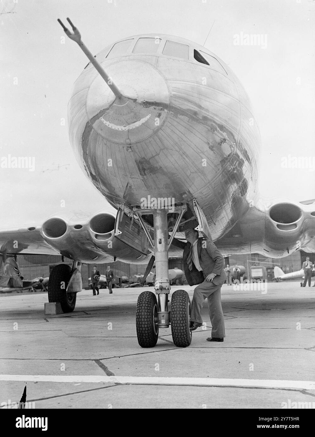 PREMIER AVION DE LIGNE À RÉACTION AU MONDE PRÉSENTÉ POUR LA PREMIÈRE FOIS le premier avion de ligne à réaction au monde, le de Havilland Comet (D.H.106), est en préparation pour son vol inaugural-prévu dans quelques jours-à Hatfield, Hertfordshire, où la machine a subi des essais de moteur et d'autres essais construits en secret, l'avion a des ailes de retour et pour des turbines à gaz fantômes de 5 000 livres chacune de poussée statique. Sa vitesse de croisière est estimée à 500 miles à l'heure, et la berline est pressurisée pour fonctionner à des hauteurs allant jusqu'à 40 000 pieds. Conçue pour transporter 36 passagers avec un équipage de quatre personnes, la bande dessinée est int Banque D'Images