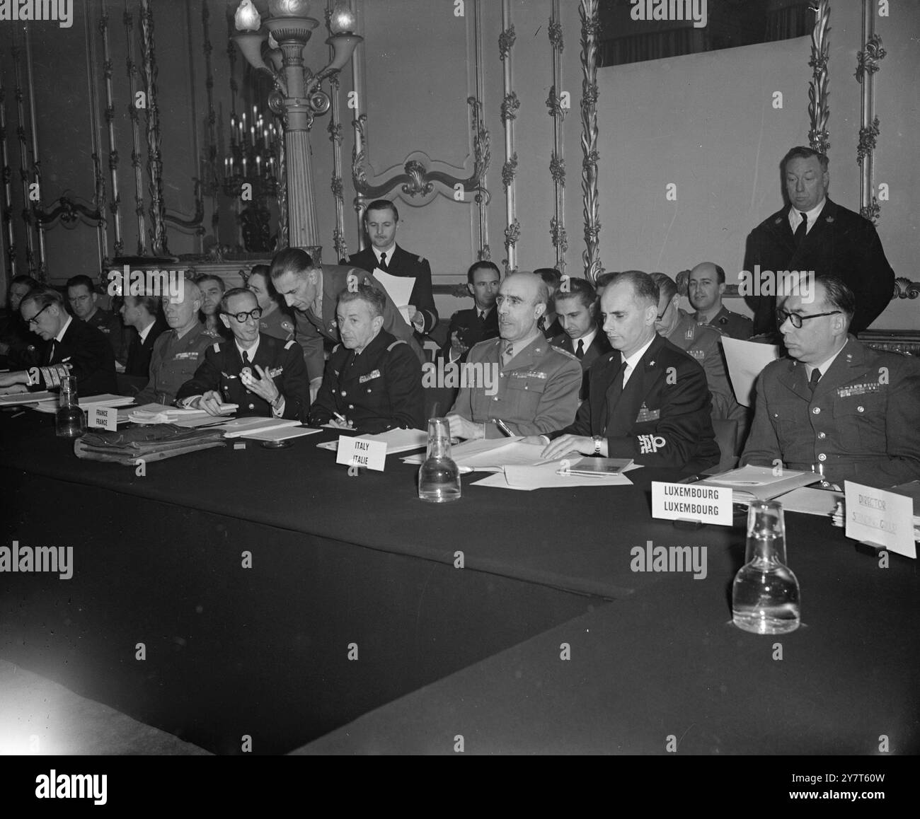 REPRÉSENTER LA GRANDE-BRETAGNE À LA RÉUNION DU COMITÉ MILITAIRE le Comité militaire de l'Organisation du Traité de l'Atlantique Nord a commencé sa réunion à Lancaster House, Londres, S.W., aujourd'hui. Sont présents à la réunion des représentants militaires de neuf Nations européennes ainsi que des États-Unis et du Canada. L'IMAGE MONTRE:- les membres du Comité à la réunion d'aujourd'hui. De droite à droite : Colonel A.J. Jacoby (Luxembourg) : contre-amiral Francesco Mimbelli (Italie) : Lieutenant-général Efisio Marras (Italie) : général Vernoux (France) : général Charles Lecheres (France) : Lieutenant-général E. Goertz (Danemark) : et amiral Quistgaard (Denmar Banque D'Images