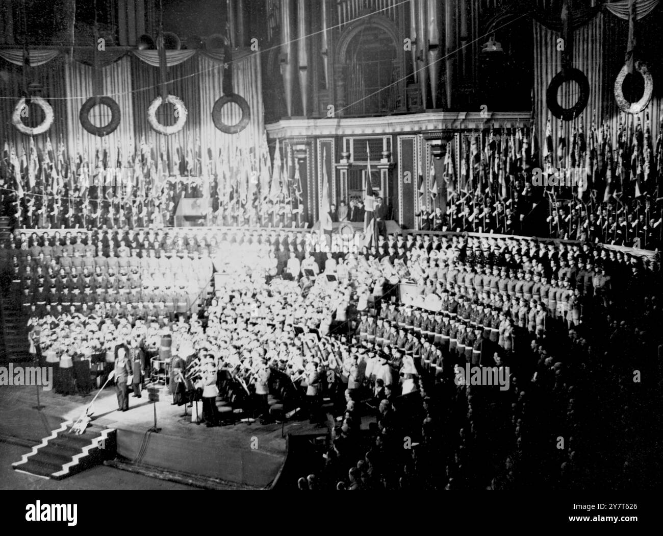 Leurs Majestés le roi et la reine, la reine Mary, la princesse Elizabeth et la princesse Margret assistent au Festival du souvenir de la Légion britannique au Royal Albert Hall ce soir. Tenu le dimanche de la veille du souvenir, commémorant les morts de deux guerres, le Festival aidera la Légion à soulager la détresse des anciens militaires et des personnes à leur charge. Photos : vue générale du rassemblement alors que l'Union Jack est plongé dans le salut pendant le jeu de l'hymne national. Assesmbled sont des détatchements des services, des services aux femmes, de la marine marchande et des retraités du Roy Banque D'Images