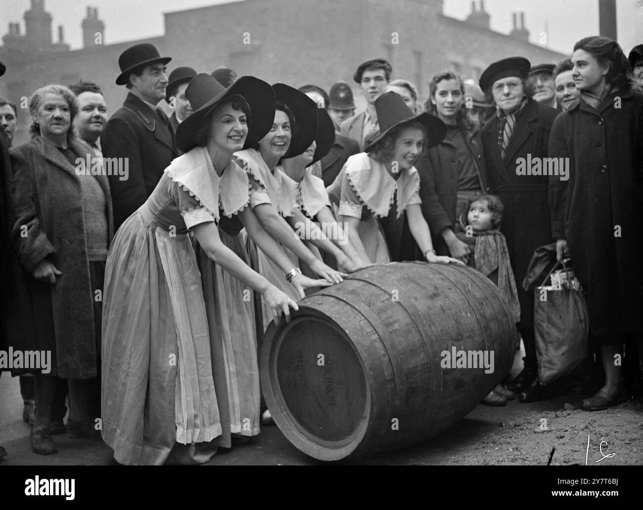 DÉROULER LA cérémonie unique DE BARIL - ' Chimney Beer '- a été célébrée dans le Festival à Grundy Street, Poplar, Londres aujourd'hui. L'occasion est l'achèvement de la dernière cheminée sur ce qui est d'être l'Angleterre la plus intelligente, la plus récente et la plus célèbre auberge. C'est la fierté du propriétaire de l'exposition « Live architecture » du Festival of Britain est d'être J.W. Briggs, 65 ans, propriétaire des Grundy Arms, qui a été tiré vers le bas pour faire place au Festival Inn. New Inn - qui doit être achevé en avril - a été conçu par R.W. Stoddard, architecte du personnel des propriétaires (Truman, Hanbury et Buxton, Ltd.). Drayman en robe traditionnelle Banque D'Images