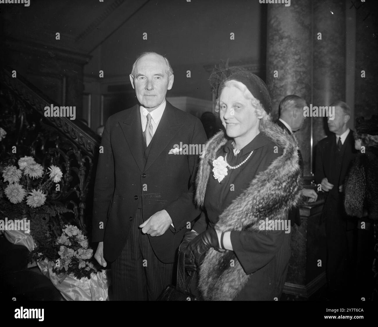 LORD ET LADY CHATFIELD À LA FÊTE LORD ET LADY CHATFIELD photographiés à la soirée cocktail donnée par Sir Bernard et Lady Docker au Royal Thames Yacht Club , Hyde Park House , Knightsbridge , Londres , ce soir . 14 décembre 1950 Banque D'Images